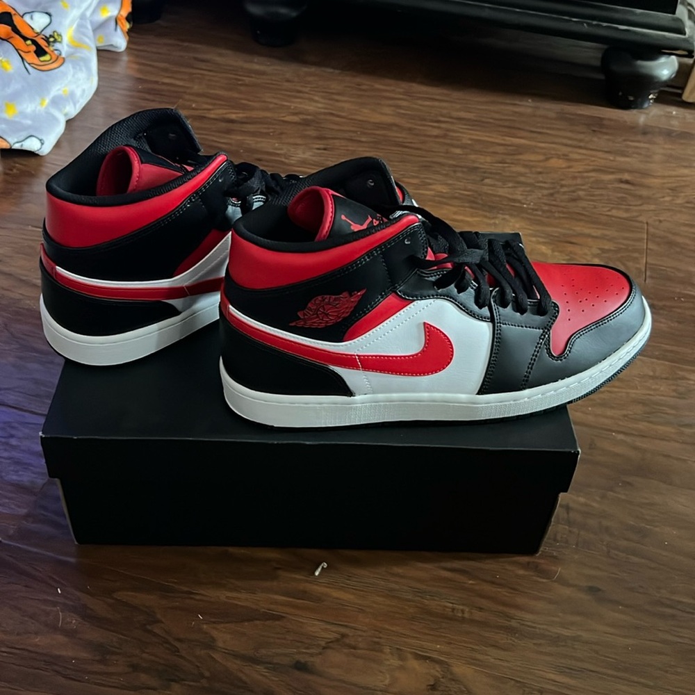 Men’s Air Jordan 1 Mid Black/Fire Red-white